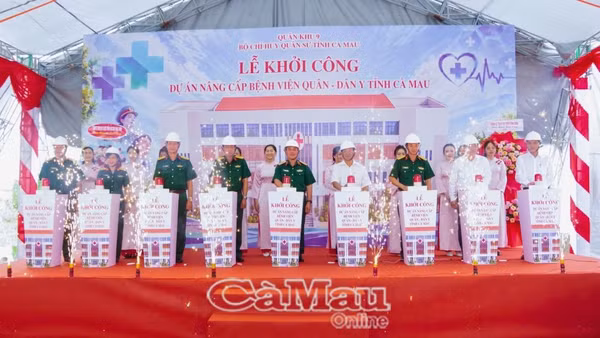 Các đại biểu thực hiện nghi thức ấn nút khởi công Dự án nâng cấp Bệnh viện Quân - Dân y Cà Mau.