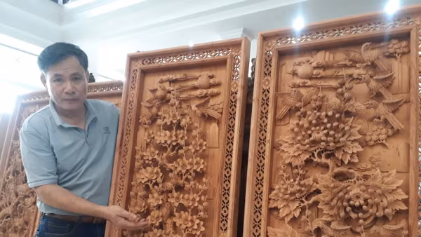 Những bức tranh gỗ tinh xảo được tạo nên bởi đôi tay tài hoa của nghệ nhân. Ảnh: Văn Học