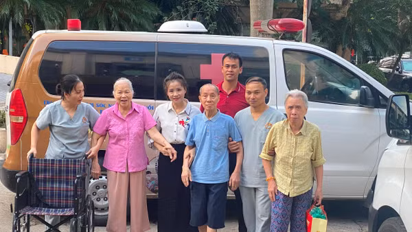 Xe đưa đón người cao tuổi đến Cơ sở chăm sóc người cao tuổi ban ngày tại phường Tây Hồ.
