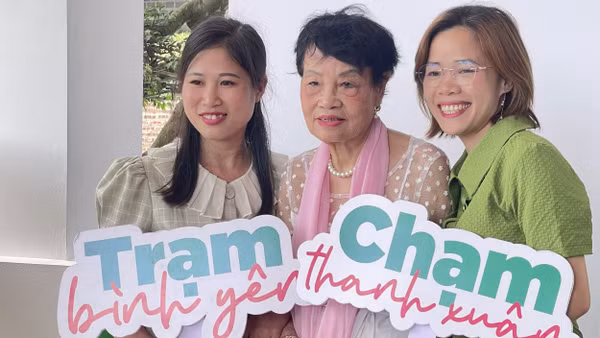 Cụ bà Nguyễn Thị Hà (giữa) mong muốn tham gia các hoạt động cộng đồng.