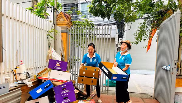 Phụ nữ Hà Nội thu gom phế liệu, tạo nguồn thu hỗ trợ người có hoàn cảnh khó khăn. Ảnh: Trần Oanh