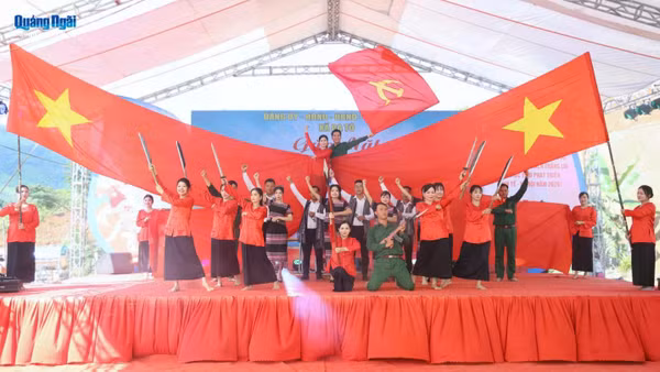 Tiết mục văn nghệ chào mừng tại chương trình gặp mặt, kỷ niệm 65 năm Chiến thắng Trà Nô. 
