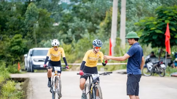 Thầy trò HLV Nguyễn Duy Chiến đã tạo nên dấu mốc lịch sử cho xe đạp Thanh Hóa. Ảnh: VCF