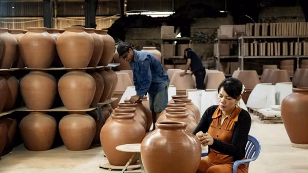 Nhân viên thực hiện công đoạn hoàn thiện một sản phẩm gốm ở xưởng Nam Long, phường Chánh Hiệp, Thành phố Hồ Chí Minh. Ảnh: Quốc Thanh