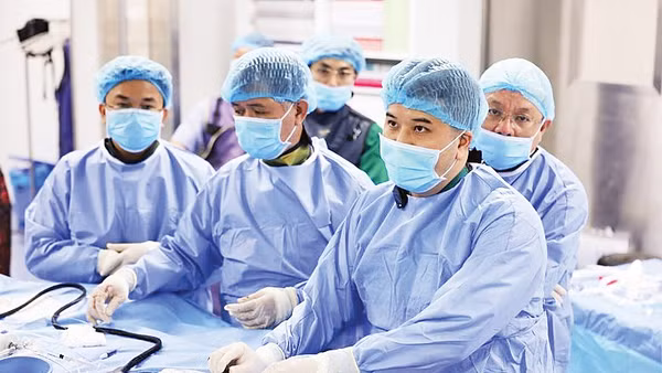 Các bác sĩ can thiệp cứu sống bệnh nhân tim mạch. Ảnh | Bệnh viện Chợ Rẫy cung cấp