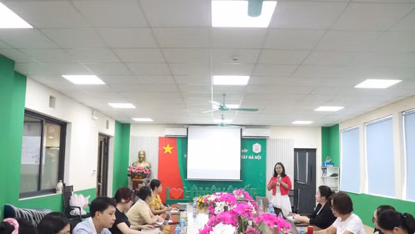 Chuyên gia tập huấn kỹ năng tham vấn tâm lý cho giáo viên Trường liên cấp Lô-mô-nô-xốp Tây Hà Nội.