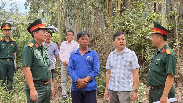 Đoàn công tác Bộ Chỉ huy quân sự tỉnh Tây Ninh cùng lãnh đạo Ủy ban nhân dân xã Hưng Điền khảo sát tại nhà anh Nguyễn Văn Tâm. Ảnh: Xuân Thắng