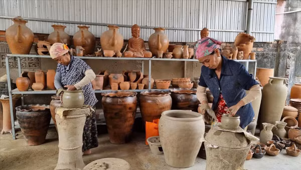 Sản xuất gốm tại Ninh Thuận. Ảnh: Nguyễn Thành