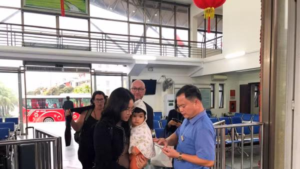 Kiểm soát vé khách đi tàu tại Ga Ninh Bình.