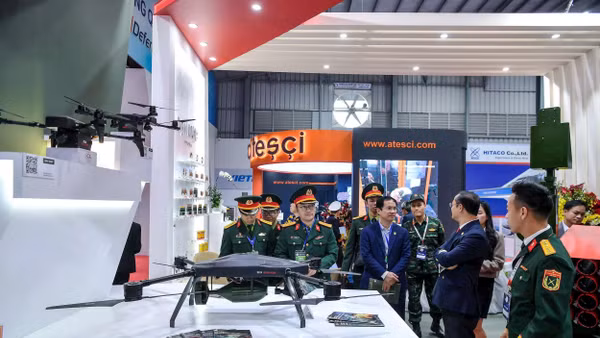 Giới thiệu sản phẩm UAV tại Triển lãm Quốc phòng quốc tế Việt Nam.