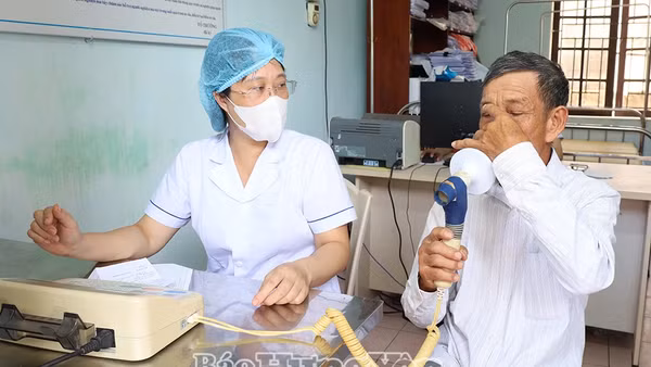 Người dân được kiểm tra chức năng hô hấp.