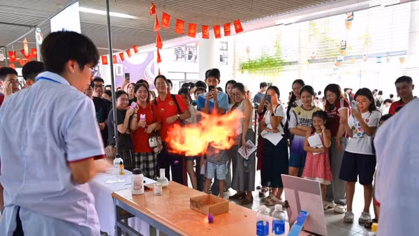 Thực hành thí nghiệm tại Triển lãm Science Tornado 2026 REVELIO. Ảnh: Quỳnh Chi