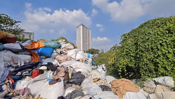 Quần áo cũ đổ đống, tiềm ẩn nguy cơ ô nhiễm tại một phường của Thành phố Hà Nội.