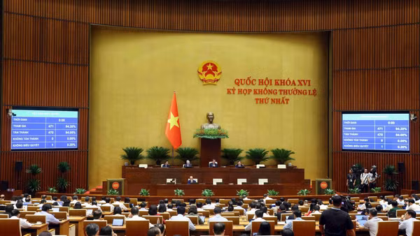 Tại kỳ họp không thường lệ thứ nhất, Quốc hội Khóa XVI đã xem xét, thông qua 15 luật, 6 nghị quyết quy phạm pháp luật.