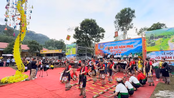Không gian sôi động trong lễ hội Xỏ Nặm Phạ.