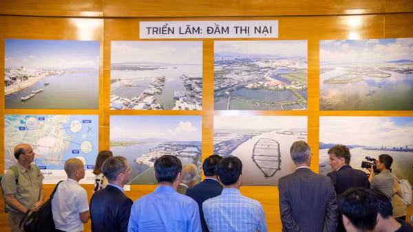 Các đại biểu tham quan triển lãm trong ngày khai mạc. Ảnh: Đại sứ quán Pháp tại Việt Nam.