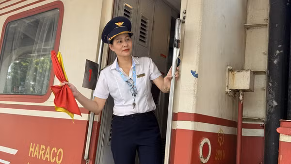 Trưởng tàu Mai Thị Ngọc Thương làm tín hiệu cho tàu rời ga.