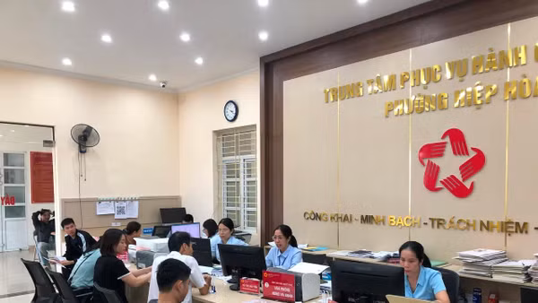 Cán bộ Trung tâm Phục vụ hành chính công phường Hiệp Hòa (Bắc Ninh) giải quyết thủ tục hành chính phục vụ người dân.