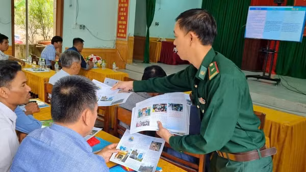 Cán bộ chiến sĩ Đồn Biên phòng Cửa khẩu quốc tế Lao Bảo (Quảng Trị) tuyên truyền, phổ biến pháp luật cho người dân.