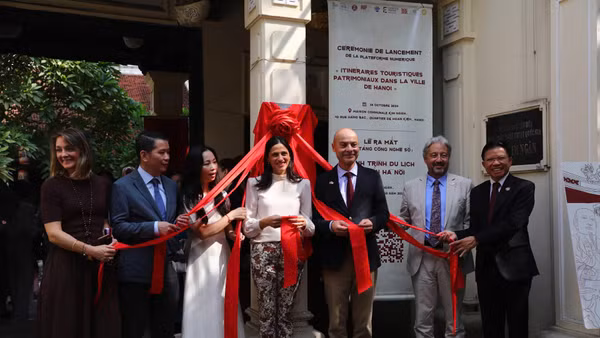 Đại biểu thực hiện nghi thức ra mắt nền tảng số “Hành trình du lịch di sản Hà Nội”.