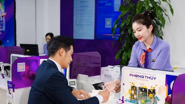 Nhân viên Ngân hàng TMCP Tiên Phong hướng dẫn khách hàng làm thủ tục tín dụng. Ảnh | TIÊN PHONG