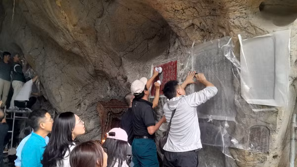 Thực hành dập bia ở động Kính Chủ (Kinh Môn, TP Hải Phòng).