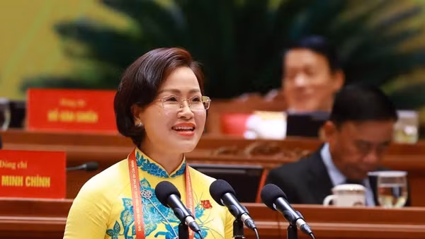 Bí thư Đảng ủy, Chủ tịch HĐND phường Mỹ Hào Trần Thị Thanh Thủy trình bày tham luận tại Đại hội XIV của Đảng. Ảnh | TTXVN