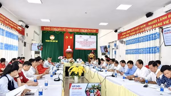Quang cảnh lễ ký kết chương trình phối hợp về hỗ trợ nhân đạo, phát triển sinh kế bền vững gắn với kinh tế tập thể, hợp tác xã. 