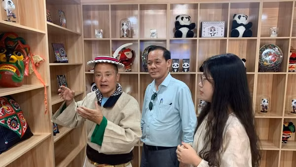 Ông Giang Ương Tông giới thiệu lịch sử-văn hóa Tây Tạng với du khách.