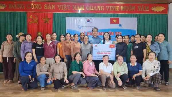 Đại diện Sở Giao dịch Chứng khoán Hàn Quốc và Tổ chức Global Civic Sharing trao tặng vốn vay nuôi bò sinh sản cho các hộ dân có hoàn cảnh khó khăn xã Cam Lộ.