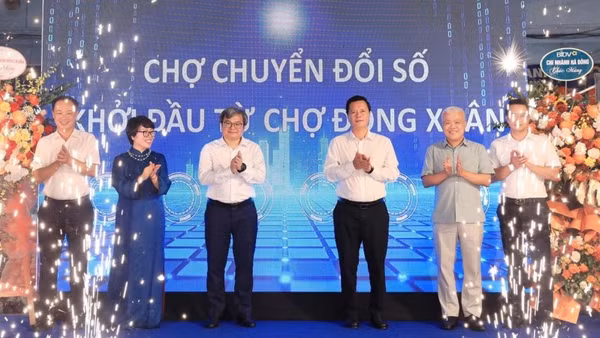 Các đại biểu thực hiện nghi thức ra mắt mô hình Chợ chuyển đổi số. (Ảnh: HỒNG THÁI)