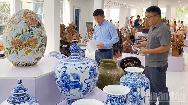Các thành viên Ban giám khảo cuộc thi tiến hành chấm điểm mẫu thiết kế.