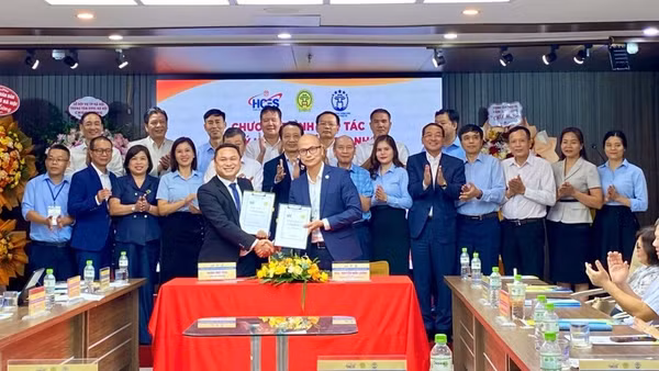 Nghi thức ký kết Biên bản ghi nhớ hợp tác giữa Trung tâm Dịch vụ việc làm Hà Nội với Hiệp hội Doanh nghiệp công nghiệp hỗ trợ thành phố Hà Nội. (Ảnh: NGUYÊN TRANG)