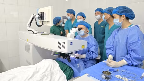 Các bác sĩ Bệnh viện Mắt Hà Nội phẫu thuật mắt cho những bệnh nhân thuộc đối tượng được thành phố hỗ trợ. (Ảnh: Bệnh viện Mắt Hà Nội)