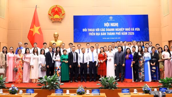 Lãnh đạo thành phố Hà Nội cùng đại diện các doanh nghiệp nhỏ và vừa trên địa bàn Thủ đô.
