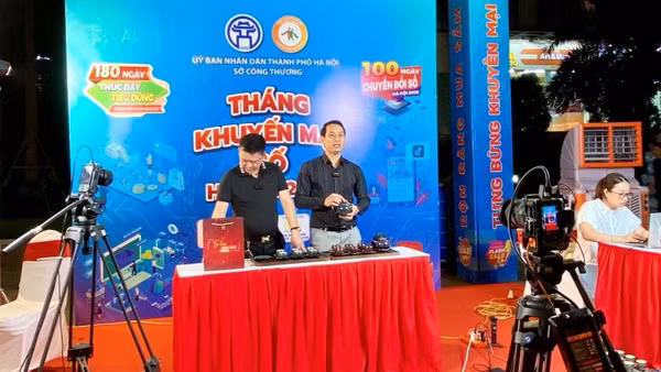 Các hoạt động livestreams bán hàng trực tuyến trong chương trình đã thu hút đông đảo người tiêu dùng. (Ảnh: NGUYÊN TRANG)