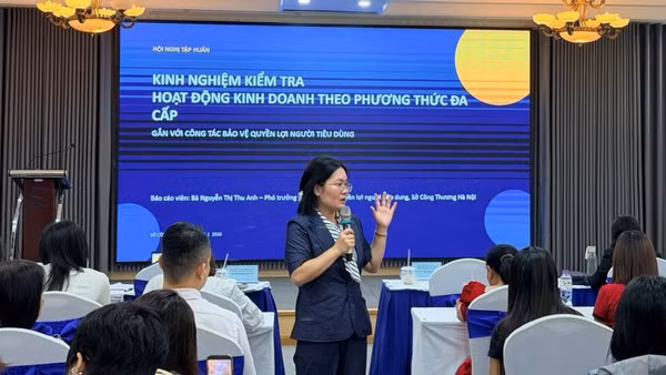 Báo cáo viên trình bày kinh nghiệm điều tra hoạt động kinh doanh theo phương thức đa cấp.