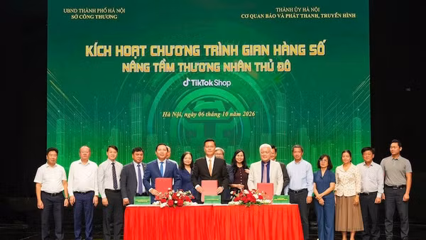 Sở Công Thương Hà Nội, Cơ quan Báo và Phát thanh, Truyền hình Hà Nội và TikTok Shop ký kết hợp tác triển khai chương trình “Gian hàng số - nâng tầm thương nhân Thủ đô”. (Ảnh: DUY KHÁNH)