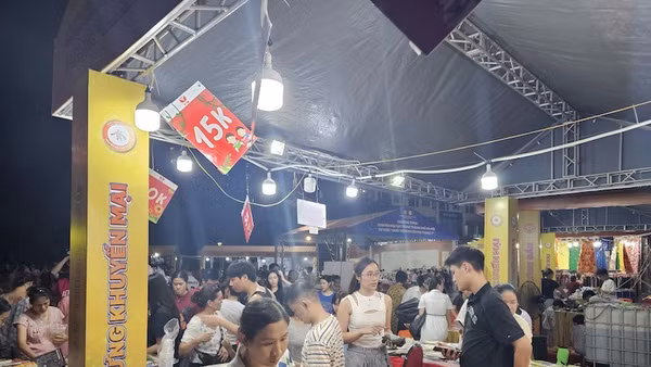 Chương trình Tháng khuyến mại của Hà Nội luôn thu hút đông đảo người tiêu dùng. (Ảnh: BÌNH NGUYÊN)