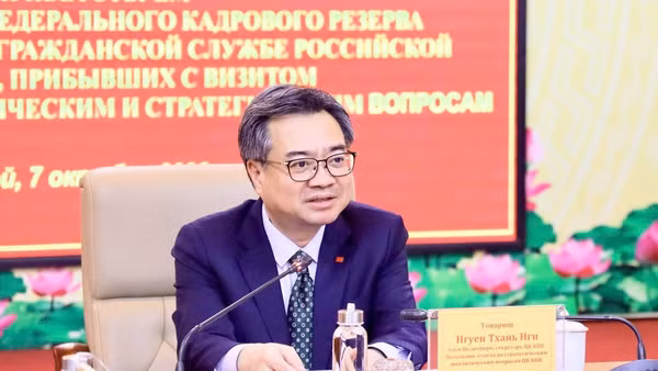 Đồng chí Nguyễn Thanh Nghị, Ủy viên Bộ Chính trị, Bí thư Trung ương Đảng, Trưởng Ban Chính sách, chiến lược Trung ương trao đổi với các đại biểu tại buổi làm việc. (Ảnh: Ban Chính sách, chiến lược Trung ương)