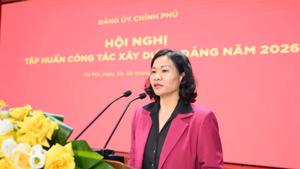 Đồng chí Nguyễn Thị Tuyến, Ủy viên Trung ương Đảng, Phó Bí thư Đảng ủy Chính phủ phát biểu tại hội nghị. (Ảnh: Thế Đại)