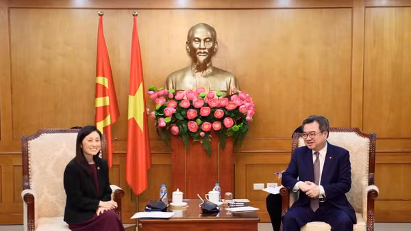 Đồng chí Nguyễn Thanh Nghị, Ủy viên Bộ Chính trị, Bí thư Trung ương Đảng, Trưởng Ban Chính sách, chiến lược Trung ương tiếp bà Jennifer Wicks, Đại sứ Hoa Kỳ tại Việt Nam. (Ảnh: Ban Chính sách, chiến lược Trung ương)