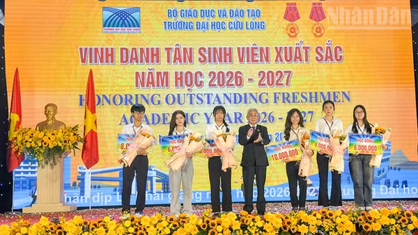 Nhà giáo Ưu tú, Phó Giáo sư, Tiến sĩ Lương Minh Cừ khen thưởng 1 thủ khoa và 5 á khoa tuyển sinh đầu vào khóa 27. (Ảnh: BÁ DŨNG)