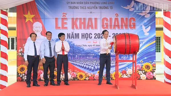 Chủ tịch Ủy ban nhân dân tỉnh Vĩnh Long Trần Trí Quang đánh trống khai giảng năm học mới tại Trường trung học cơ sở Nguyễn Trường Tộ, phường Long Châu, tỉnh Vĩnh Long. (Ảnh: BÁ DŨNG)