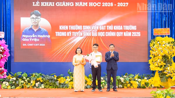 Khen thưởng sinh viên thủ khoa. (Ảnh: BÁ DŨNG)