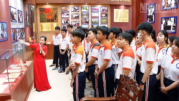 Các em học sinh chăm chú lắng nghe giới thiệu về thân thế, sự nghiệp của Giáo sư, Viện sĩ Trần Đại Nghĩa. (Ảnh: QUỐC KHÁNH)