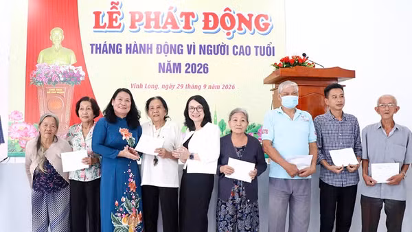 Lãnh đạo tỉnh Vĩnh Long trao quà cho người cao tuổi trong ngày lễ phát động. (Ảnh: BÁ DŨNG)
