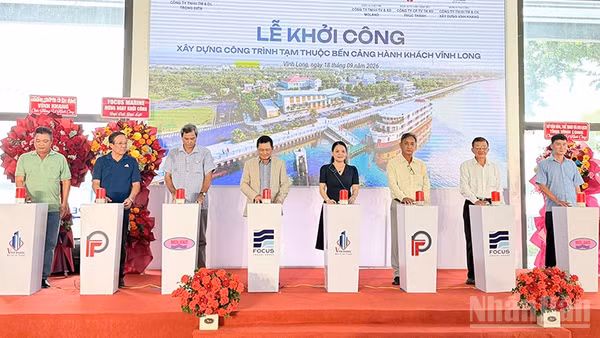 Nghi thức khởi công. (Ảnh: BÁ DŨNG)