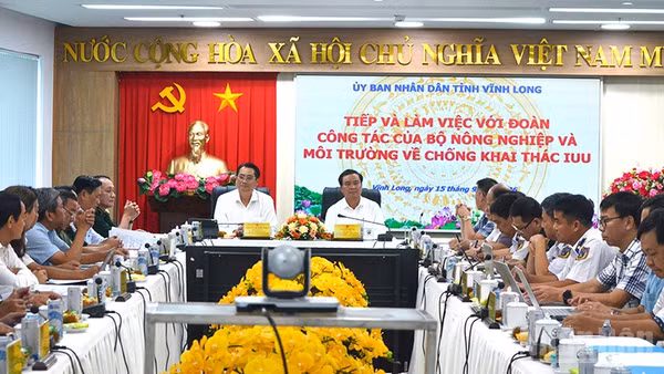 Quang cảnh buổi làm việc của Đoàn công tác Bộ Nông nghiệp và Môi trường với Ủy ban nhân dân tỉnh Vĩnh Long. (Ảnh: BÁ DŨNG)