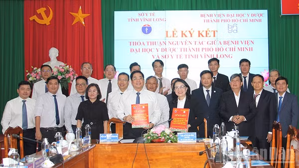 Sở Y tế tỉnh Vĩnh Long ký kết hợp tác với Bệnh viện Đại học Y Dược Thành phố Hồ Chí Minh. (Ảnh: BÁ DŨNG)